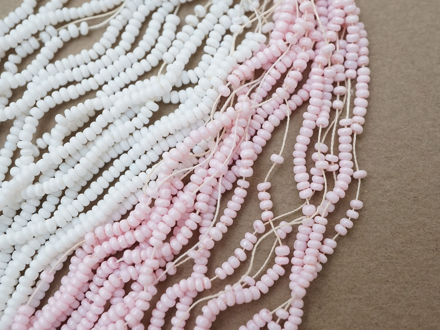 画像4: アンティーク シードビーズ ミルキーピンク＆ホワイト 1cm=11粒 キャビアビーズ マイクロビーズ 93〜94g (4)