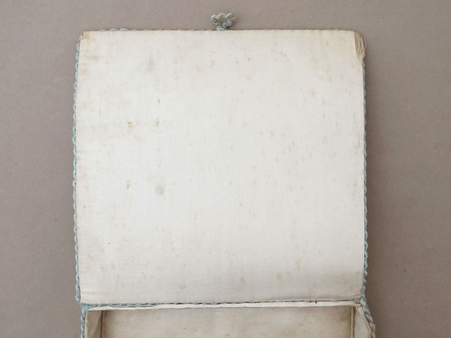 画像10: アンティーク リボン刺繍 パウダーブルーのシルクボックス  (10)