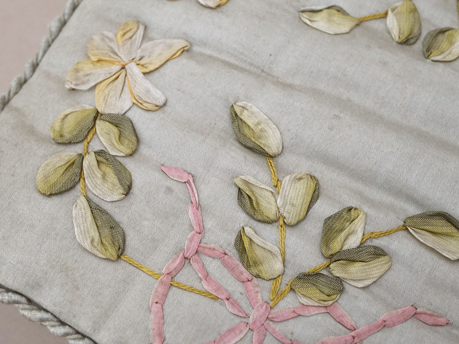 画像7: アンティーク リボン刺繍 パウダーブルーのシルクボックス  (7)