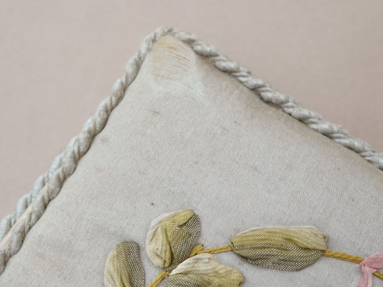 画像15: アンティーク リボン刺繍 パウダーブルーのシルクボックス  (15)