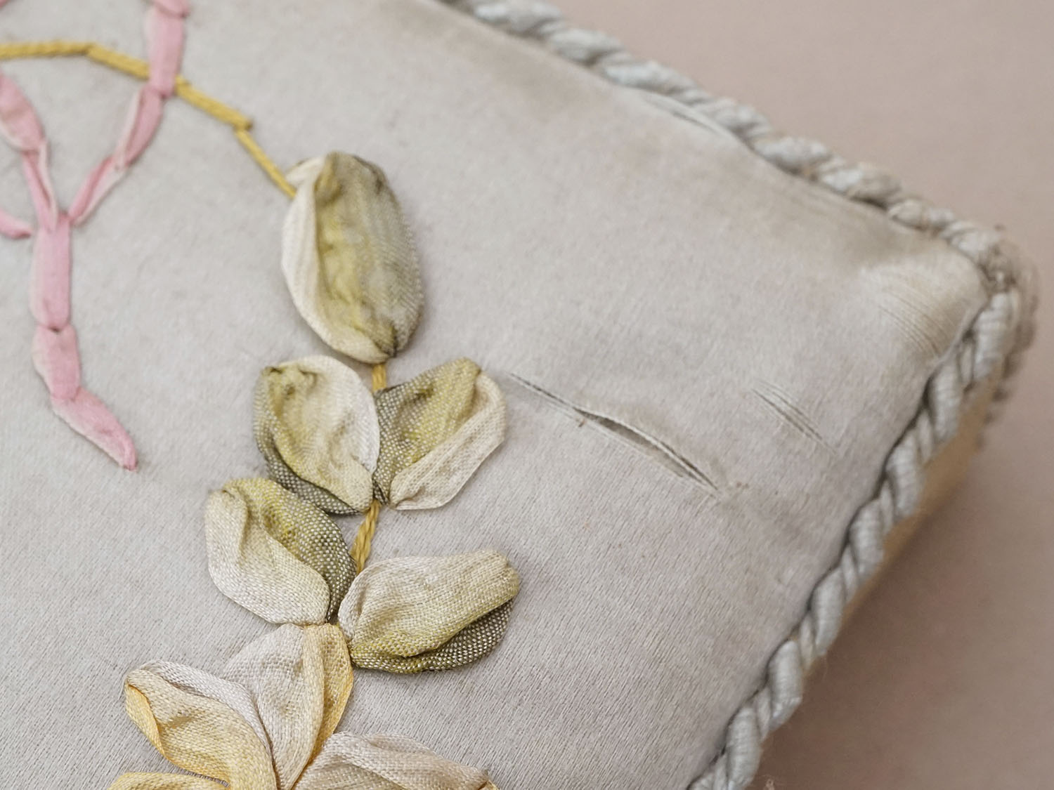 画像14: アンティーク リボン刺繍 パウダーブルーのシルクボックス  (14)