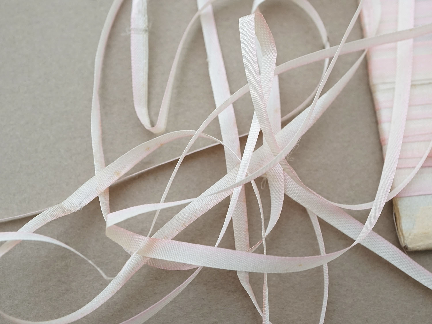 画像3: アンティーク  リボン刺繍 & ロココトリム用 シルク製 リボン パウダーピンクのグラデーション 3mm幅  (3)