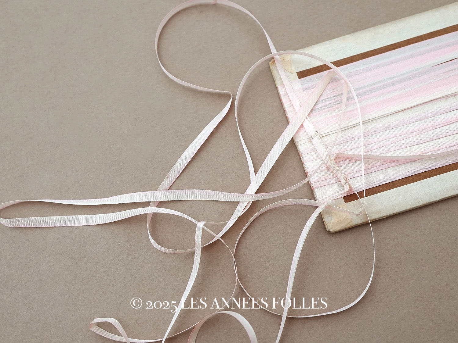 画像1: アンティーク  リボン刺繍 & ロココトリム用 シルク製 リボン パウダーピンクのグラデーション 3mm幅  (1)