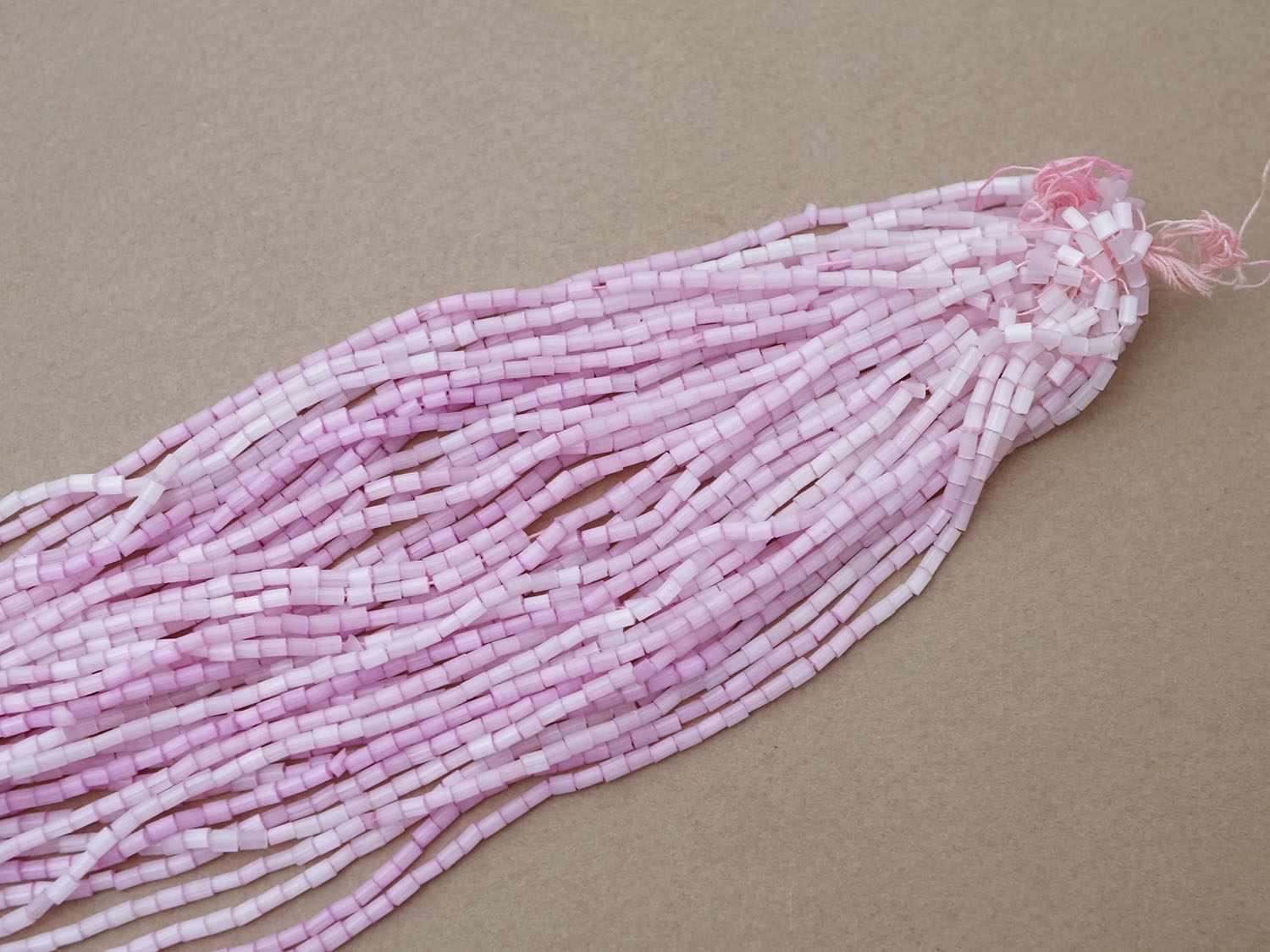 画像4: アンティーク ガラス製 サティネビーズ ライラック色 49〜51g (4)