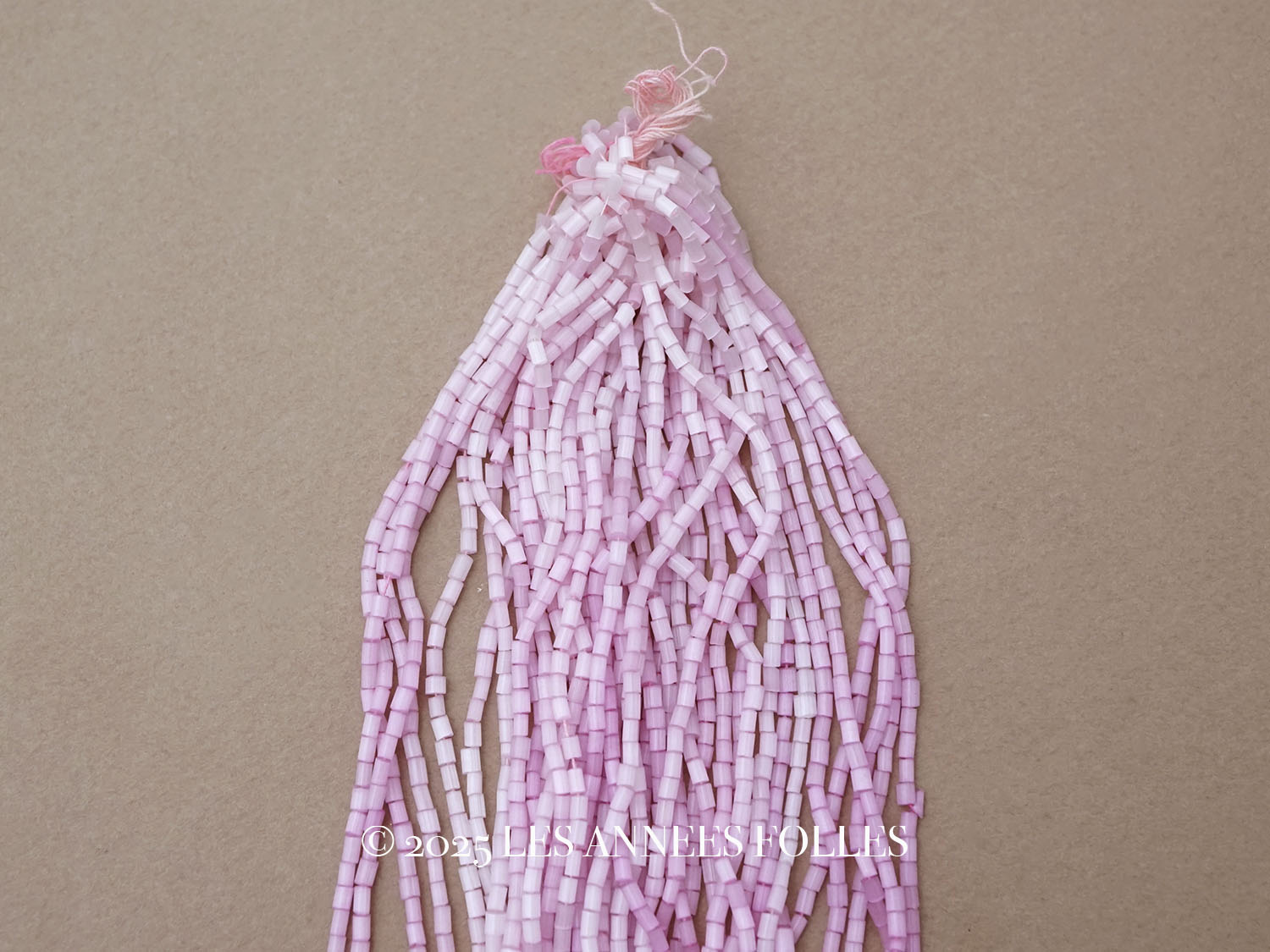 画像1: アンティーク ガラス製 サティネビーズ ライラック色 49〜51g (1)