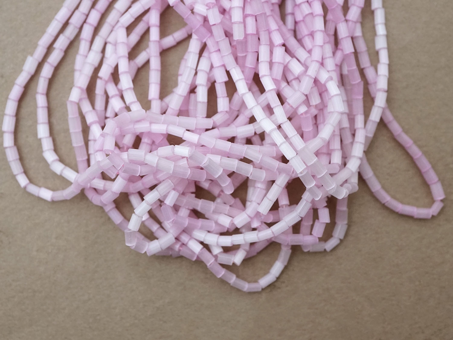 画像2: アンティーク ガラス製 サティネビーズ ライラック色 49〜51g (2)