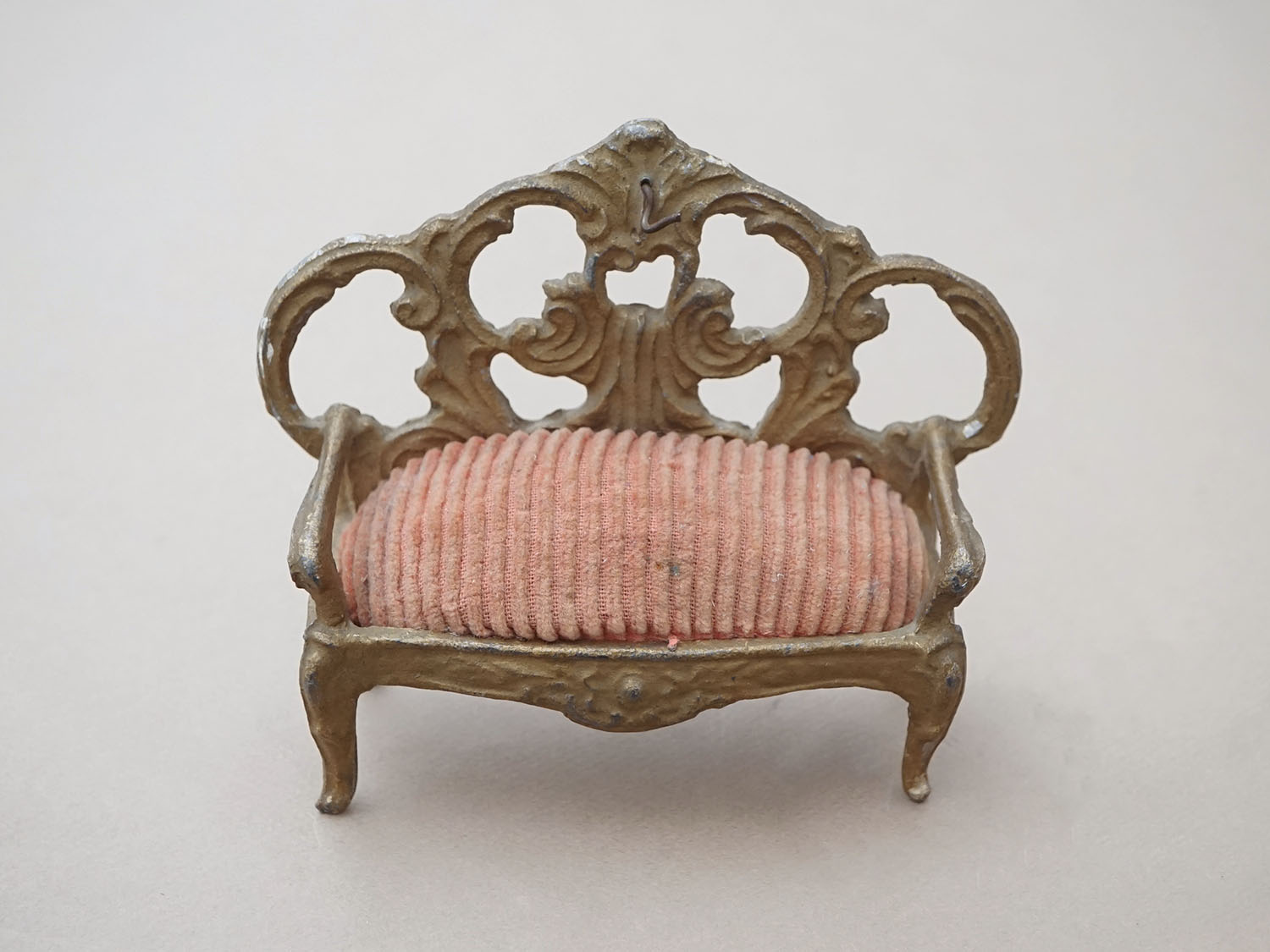 画像2: アンティーク ソファ型 ジュエリースタンド 懐中時計スタンド (2)