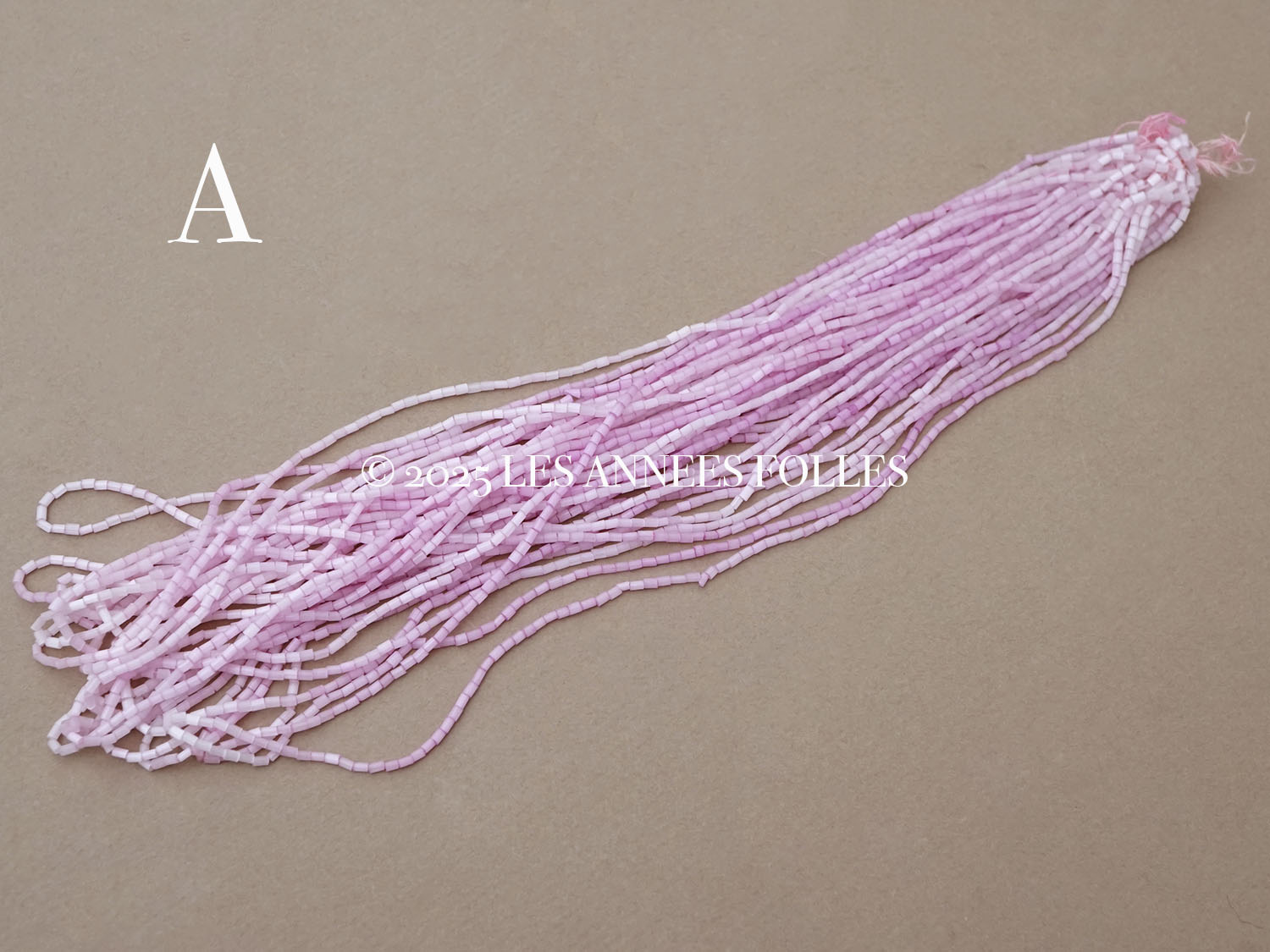 画像3: アンティーク ガラス製 サティネビーズ ライラック色 49〜51g (3)