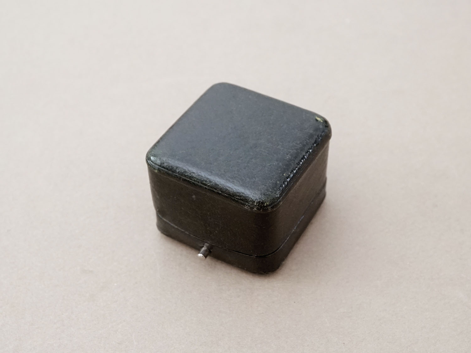 画像2: アンティーク 本革製 リングボックス 黒 ジュエリーボックス  (2)