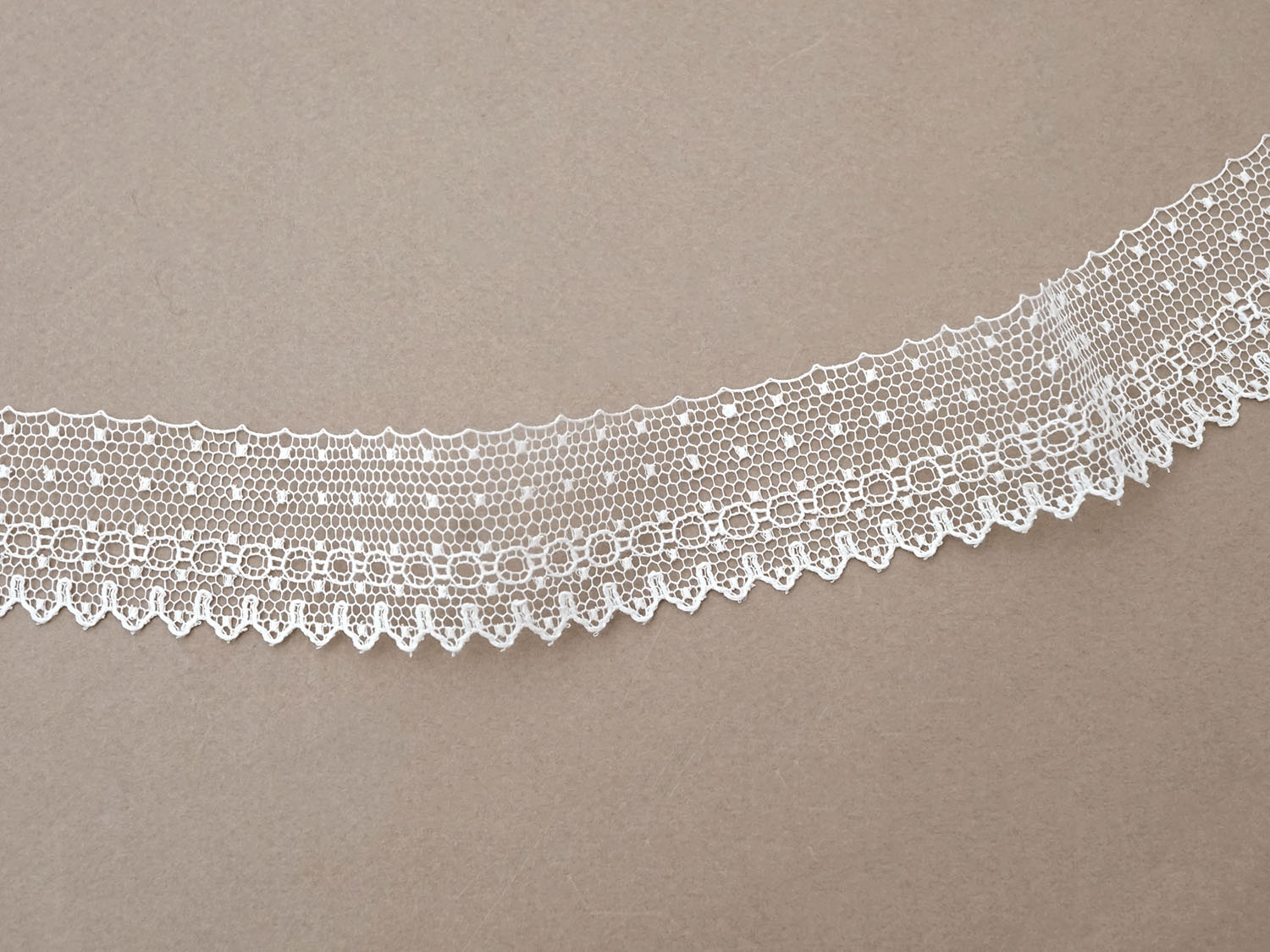 画像2: アンティーク ドット柄 スカラップ チュールレース 3cm幅 (2)