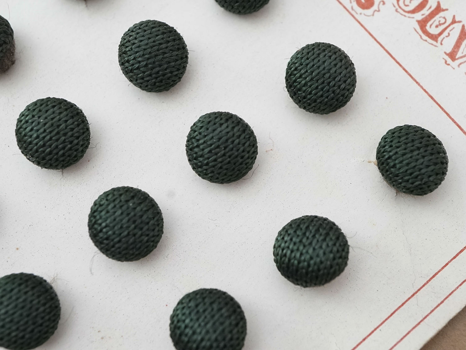 画像3: アンティーク シルク製 くるみボタン 11mm 24ピース 深緑 (3)