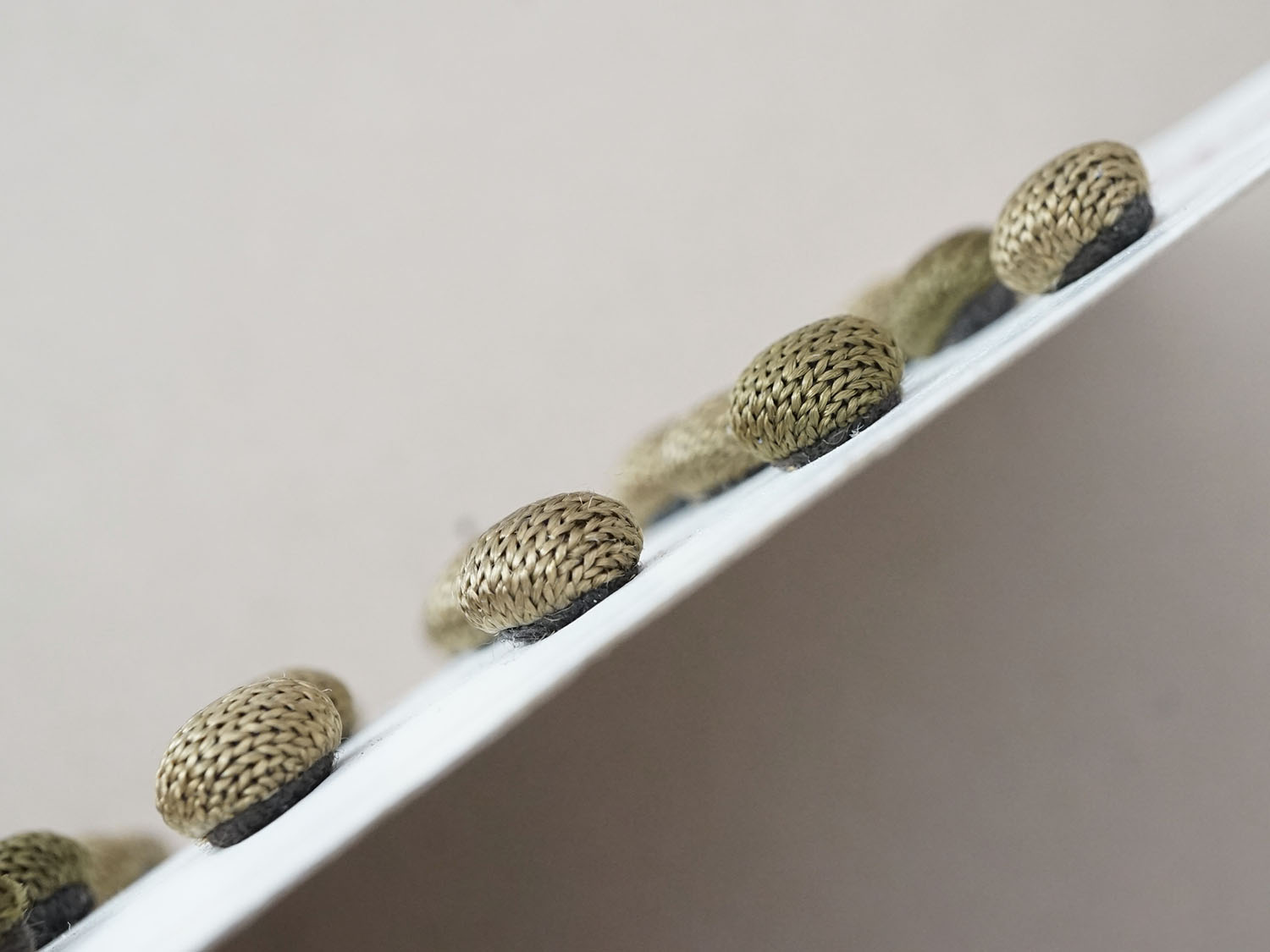 画像3: アンティーク シルク製 くるみボタン 11mm 24ピース カーキ (3)