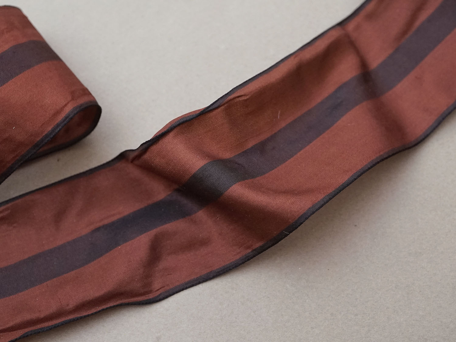 画像4: アンティーク シルク製  薄手のリボン ライン入り ブラウン＆ブラック シルクリボン  (4)