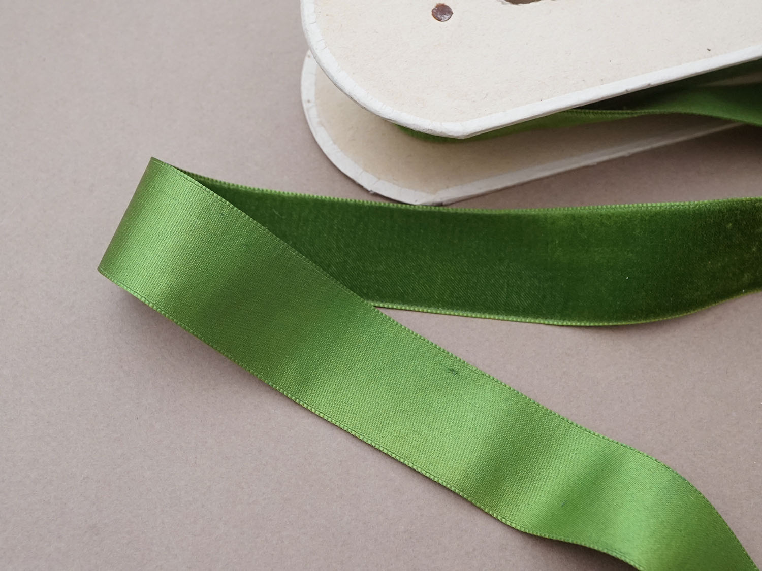 画像2: アンティーク シルク製 ベルベットのリボン アイビーグリーン ダブルフェイス 6m (2)