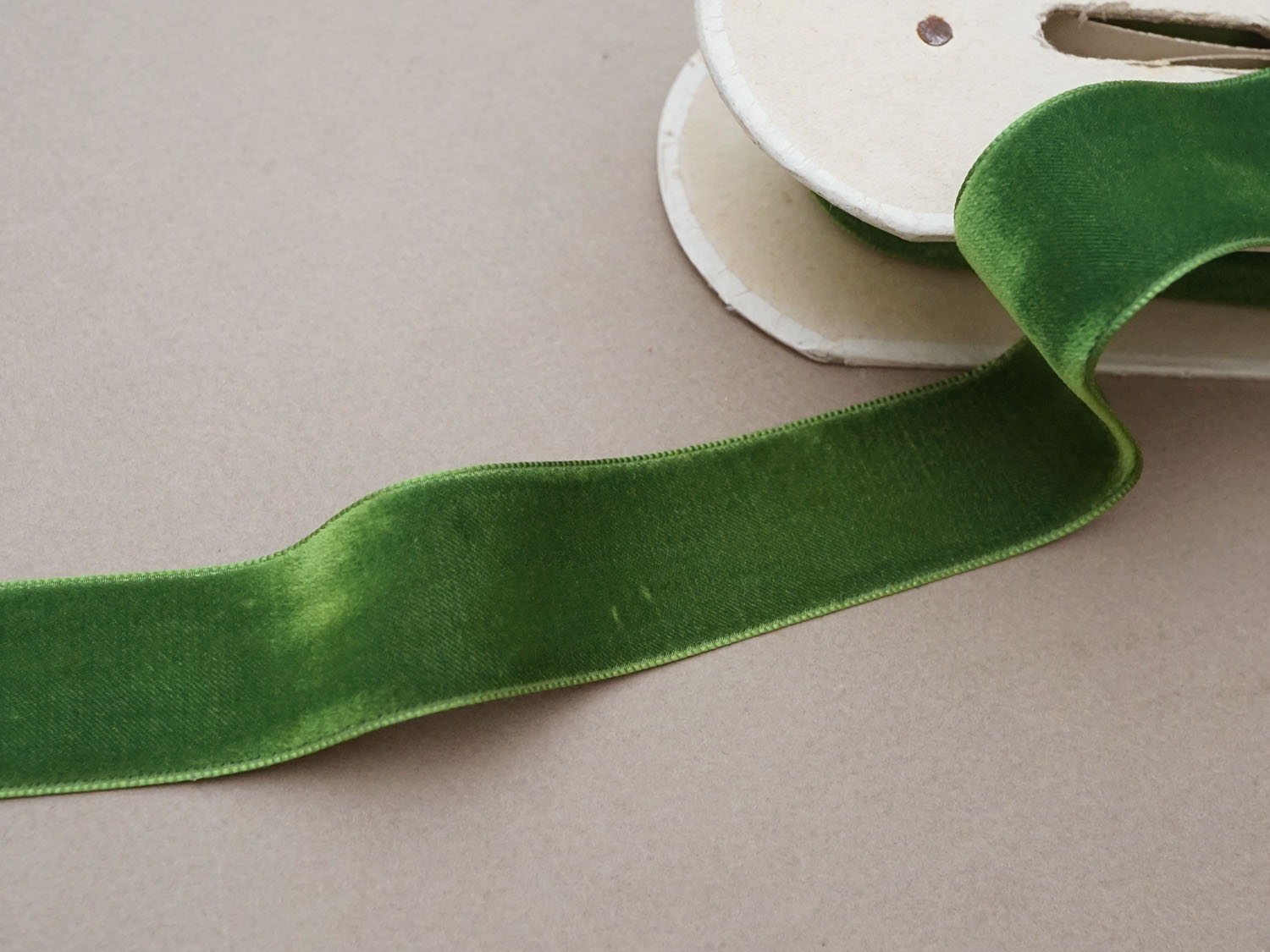 画像3: アンティーク シルク製 ベルベットのリボン アイビーグリーン ダブルフェイス 6m (3)