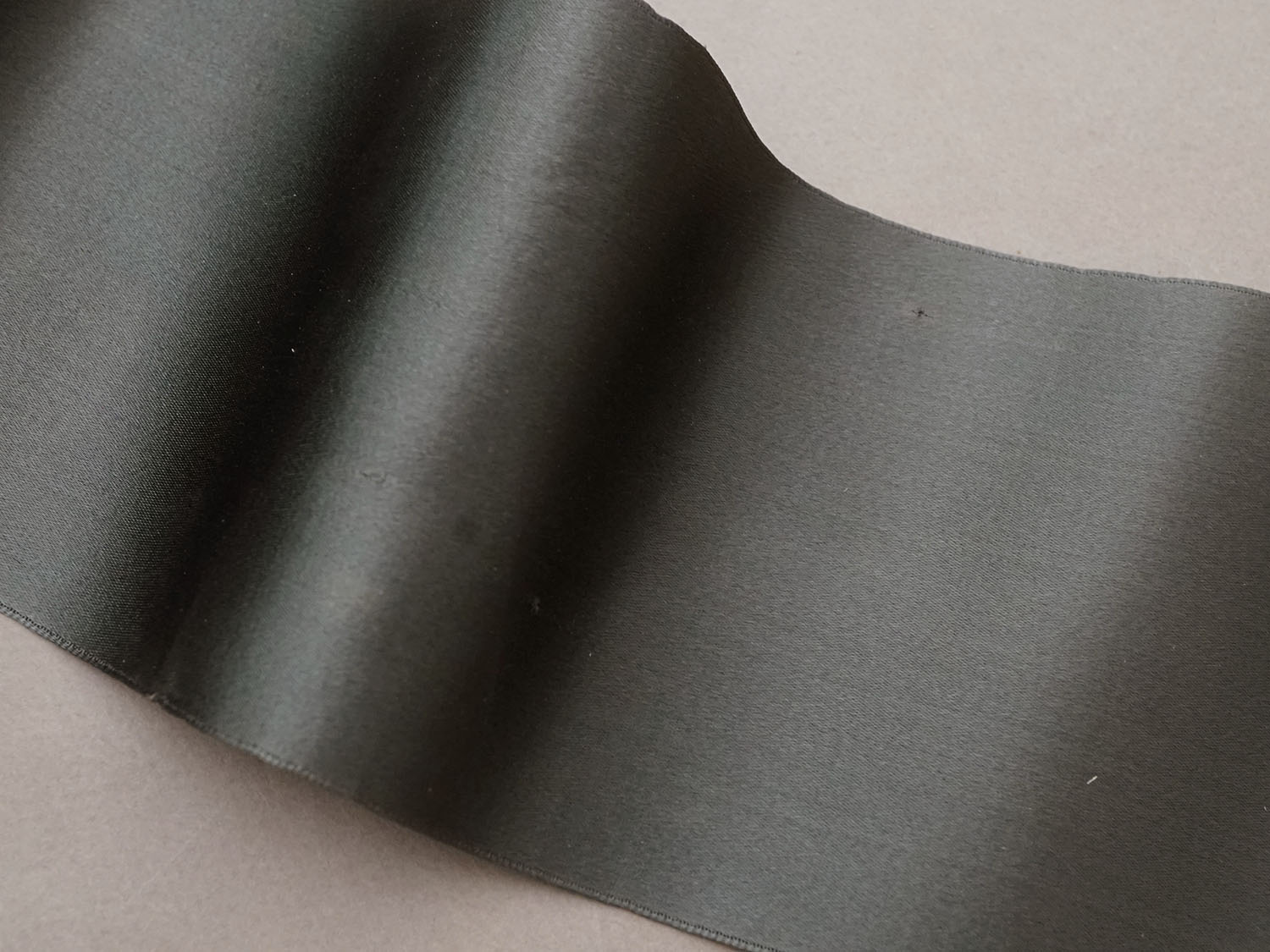 画像3: アンティーク 幅広 シルク製 リボン カーキグレイ ダブルフェイス 11cm幅 シルクリボン  (3)