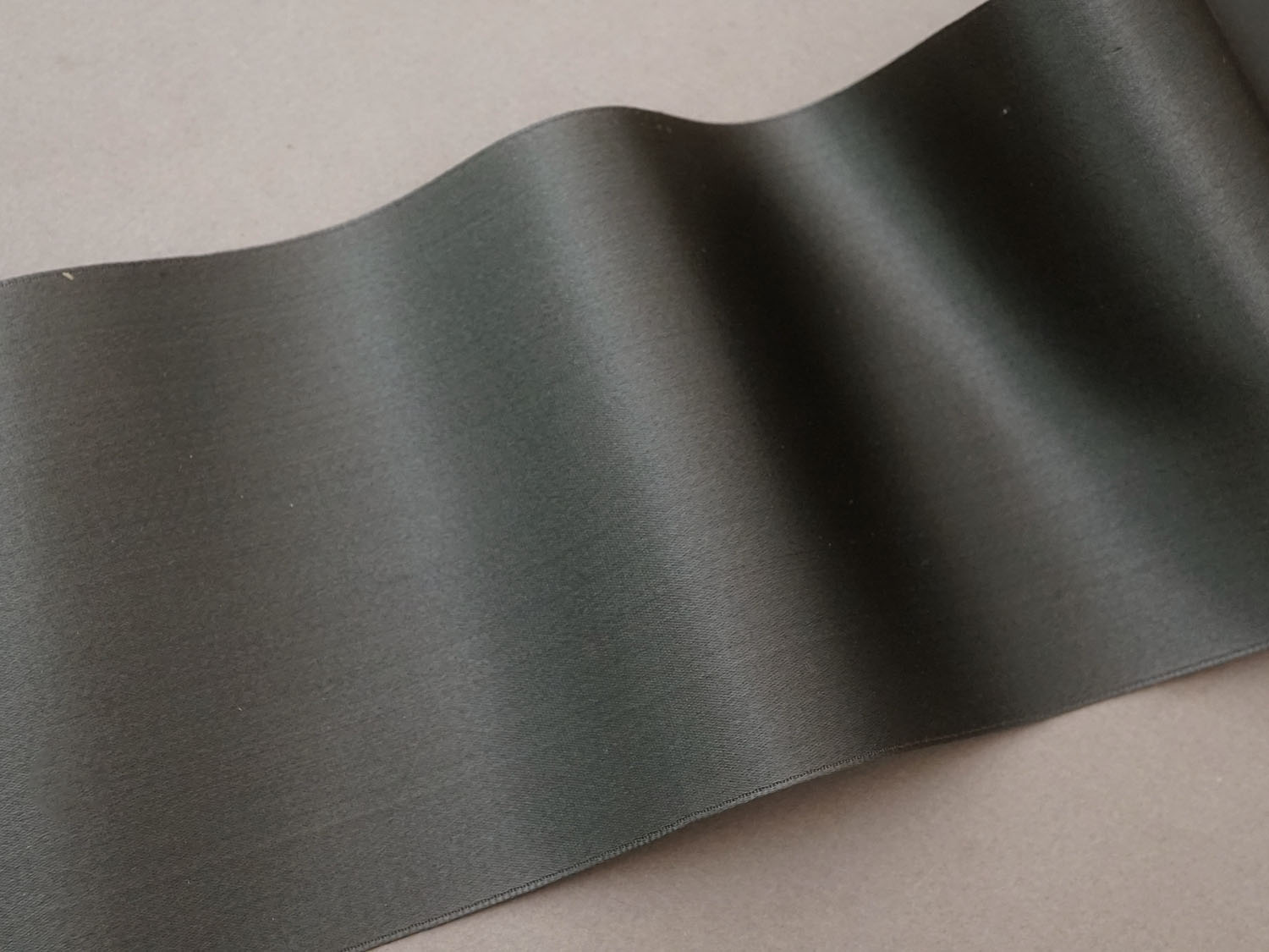 画像2: アンティーク 幅広 シルク製 リボン カーキグレイ ダブルフェイス 11cm幅 シルクリボン  (2)