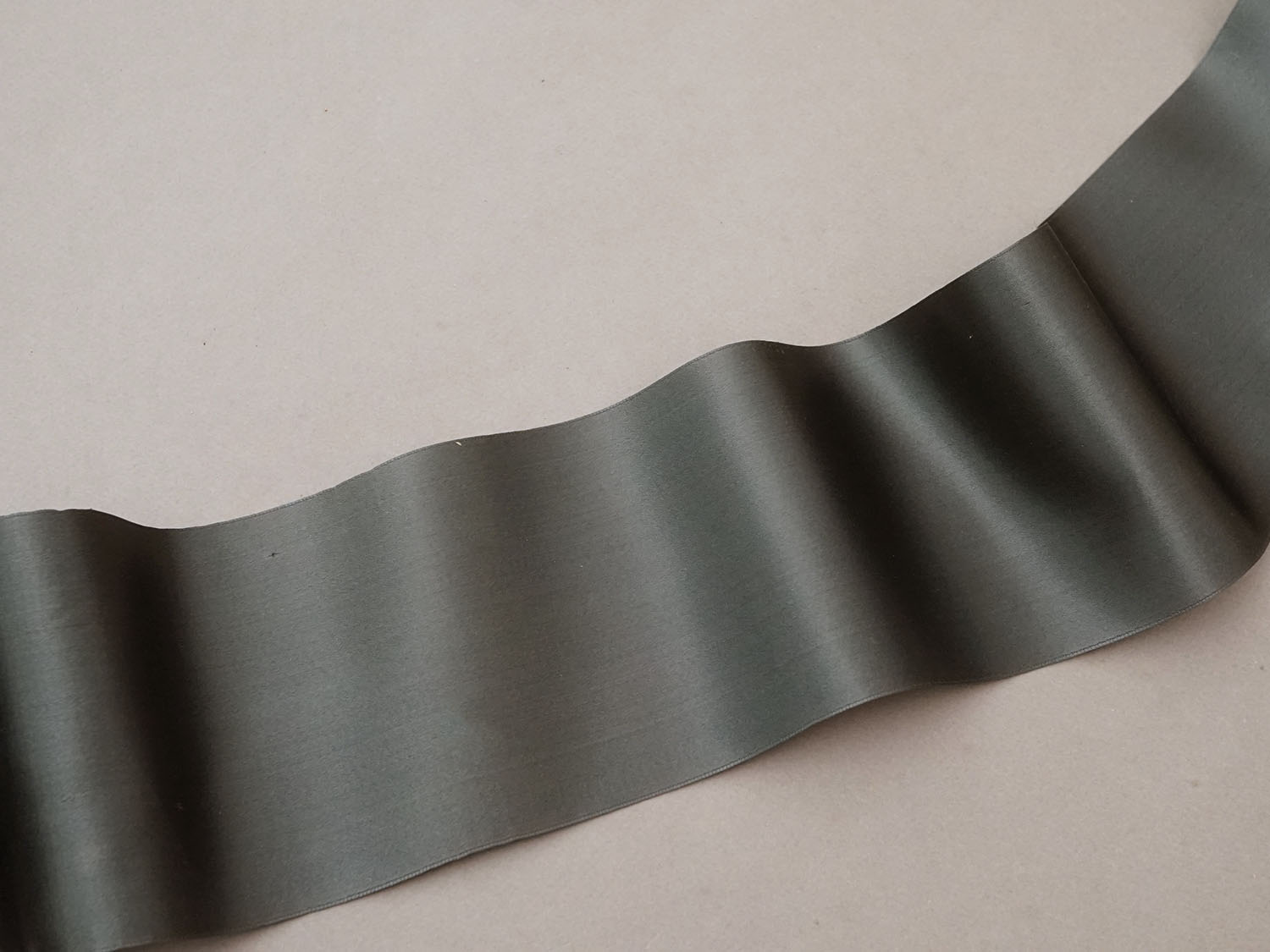 画像4: アンティーク 幅広 シルク製 リボン カーキグレイ ダブルフェイス 11cm幅 シルクリボン  (4)