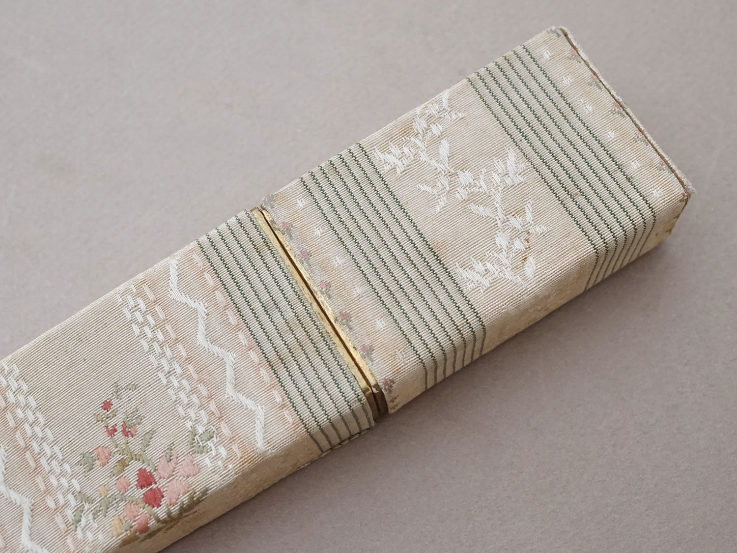 画像5: 19世紀末 アンティーク　メゾン【 DUVELLEROY（デュヴェルロワ）】 のエヴァンタイユ（扇)のシルクボックス 花模様 (5)