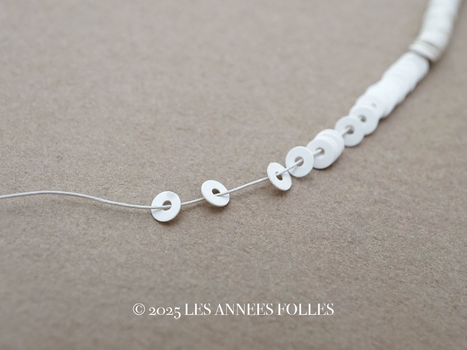 画像1: アンティーク ゼラチン製 スパンコール 3mm ホワイト  (1)