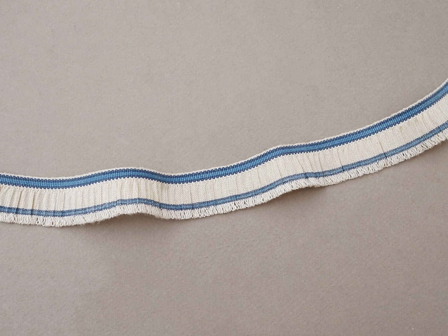 画像2: アンティーク  フリルリボン リネン製 ブルーのライン入り 生成り (2)
