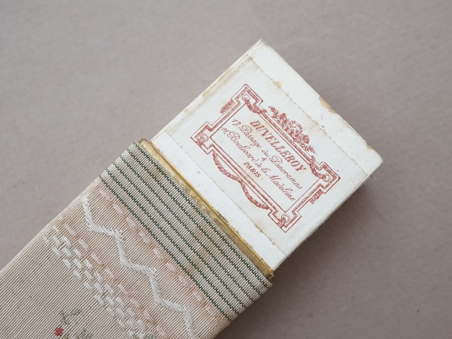 画像3: 19世紀末 アンティーク　メゾン【 DUVELLEROY（デュヴェルロワ）】 のエヴァンタイユ（扇)のシルクボックス 花模様 (3)