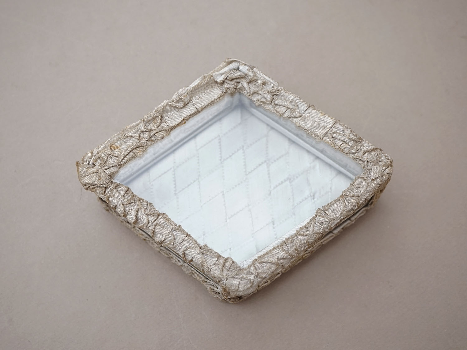 画像4: アンティーク リボンワークのジュエリーボックス スモーキーパウダーブルー ガラスケース (4)