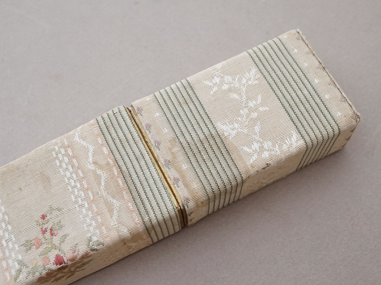 画像7: 19世紀末 アンティーク　メゾン【 DUVELLEROY（デュヴェルロワ）】 のエヴァンタイユ（扇)のシルクボックス 花模様 (7)