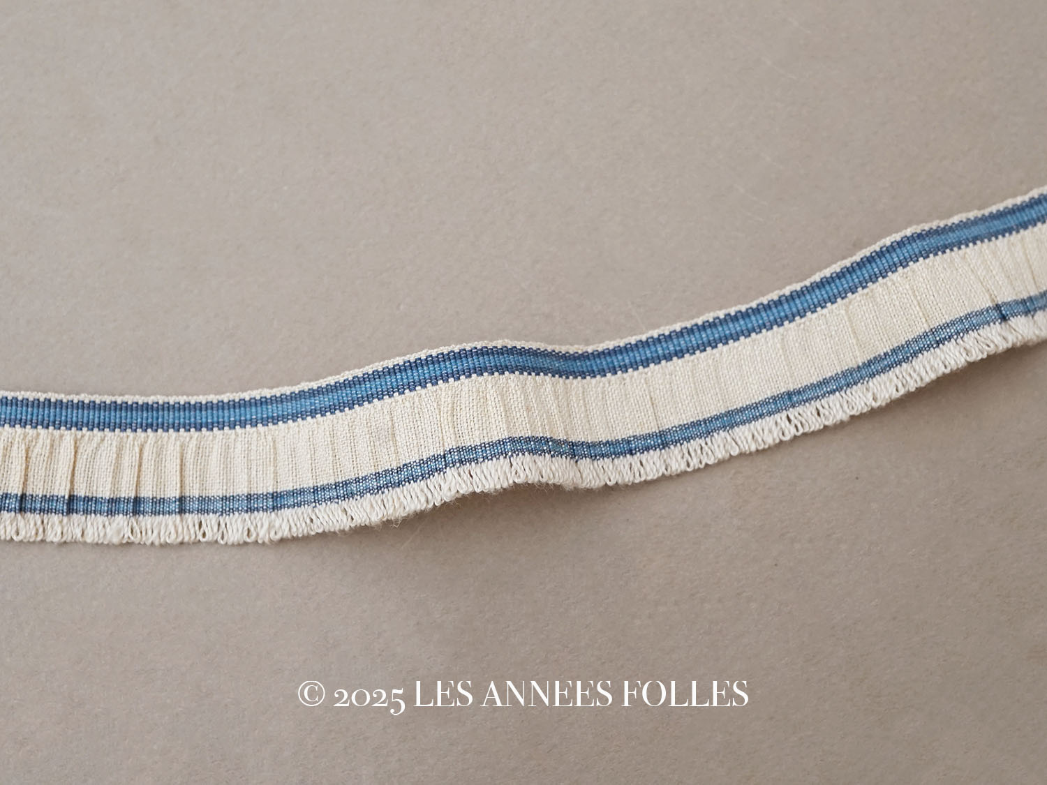 画像1: アンティーク  フリルリボン リネン製 ブルーのライン入り 生成り (1)