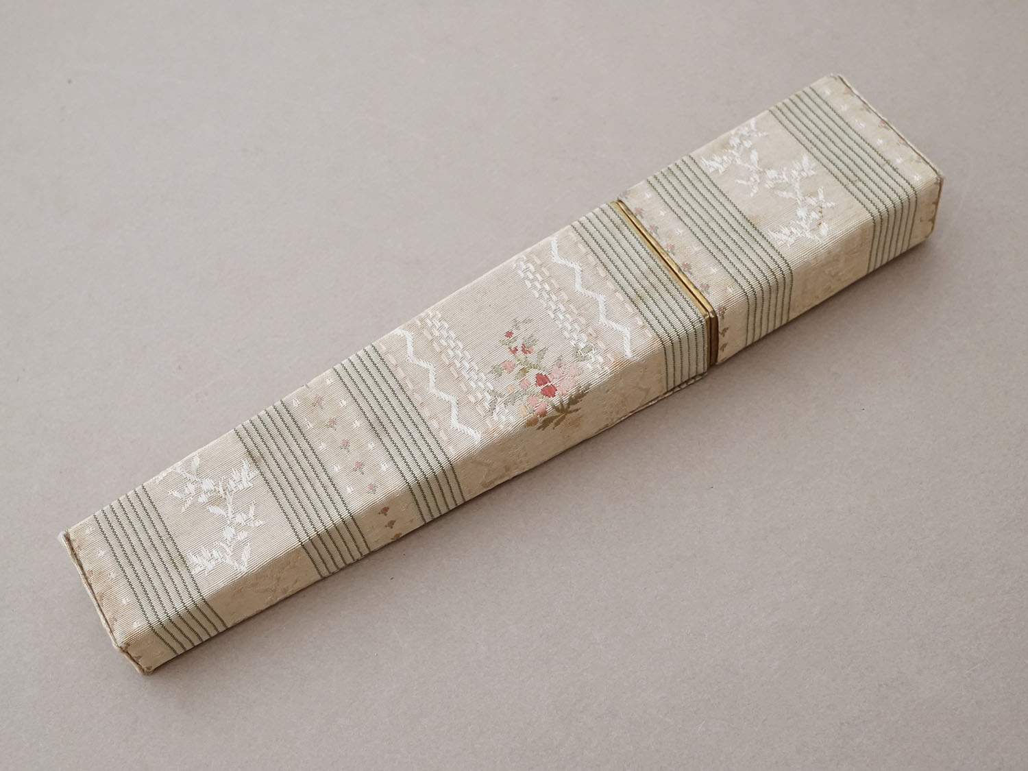 画像4: 19世紀末 アンティーク　メゾン【 DUVELLEROY（デュヴェルロワ）】 のエヴァンタイユ（扇)のシルクボックス 花模様 (4)