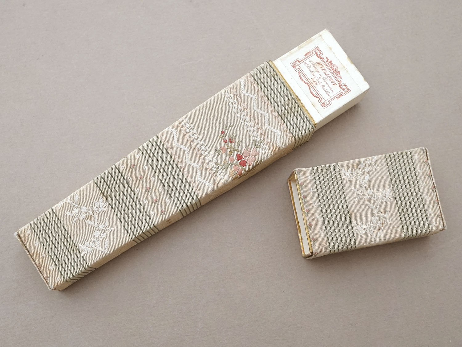 画像2: 19世紀末 アンティーク　メゾン【 DUVELLEROY（デュヴェルロワ）】 のエヴァンタイユ（扇)のシルクボックス 花模様 (2)