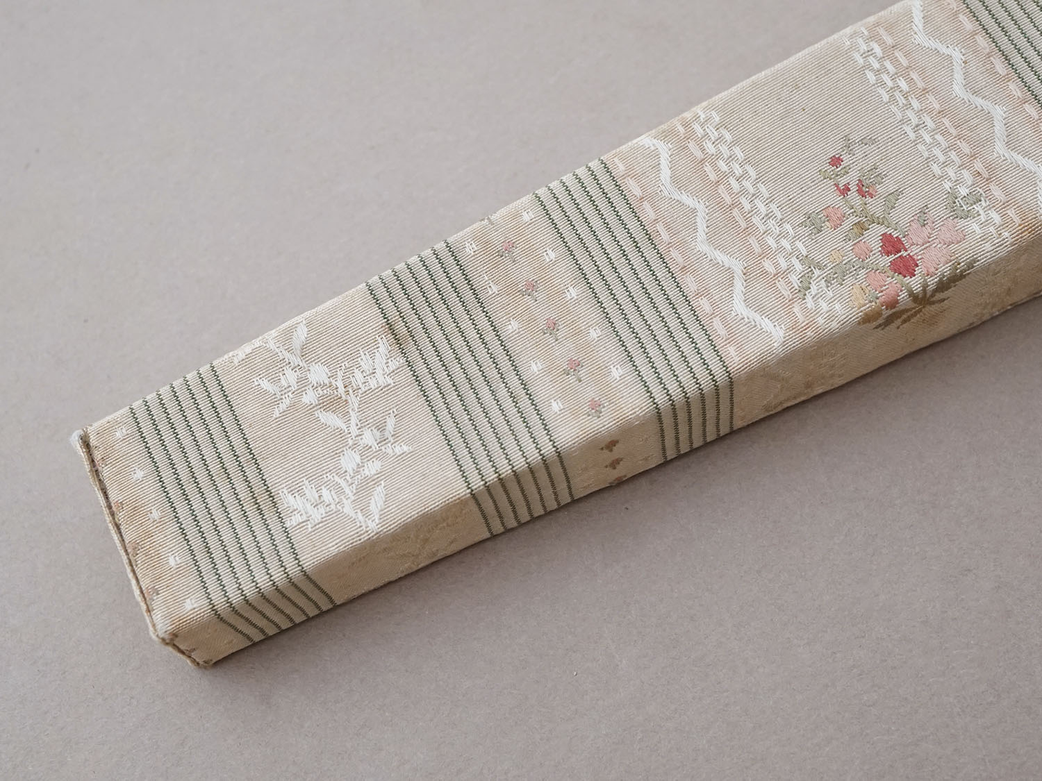 画像6: 19世紀末 アンティーク　メゾン【 DUVELLEROY（デュヴェルロワ）】 のエヴァンタイユ（扇)のシルクボックス 花模様 (6)