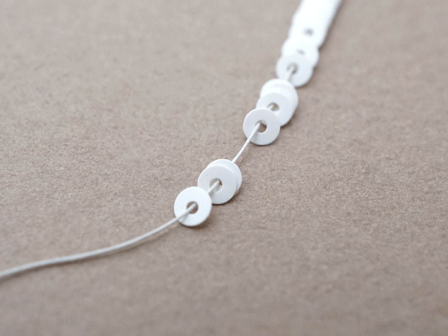 画像2: アンティーク ゼラチン製 スパンコール 3mm ホワイト  (2)