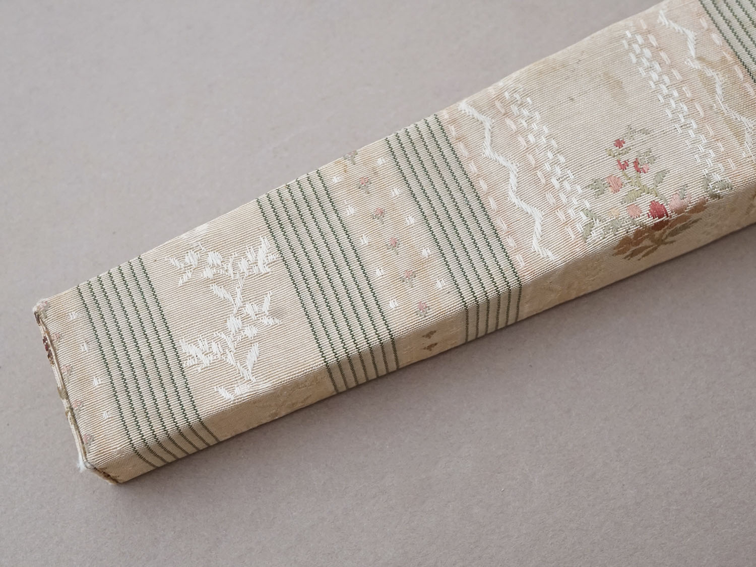 画像8: 19世紀末 アンティーク　メゾン【 DUVELLEROY（デュヴェルロワ）】 のエヴァンタイユ（扇)のシルクボックス 花模様 (8)