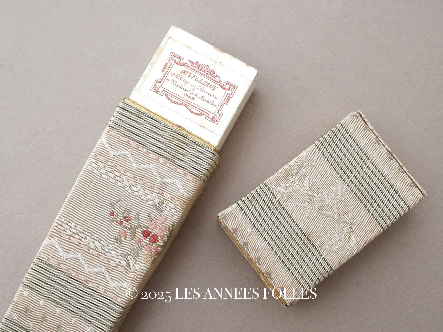 画像1: 19世紀末 アンティーク　メゾン【 DUVELLEROY（デュヴェルロワ）】 のエヴァンタイユ（扇)のシルクボックス 花模様 (1)