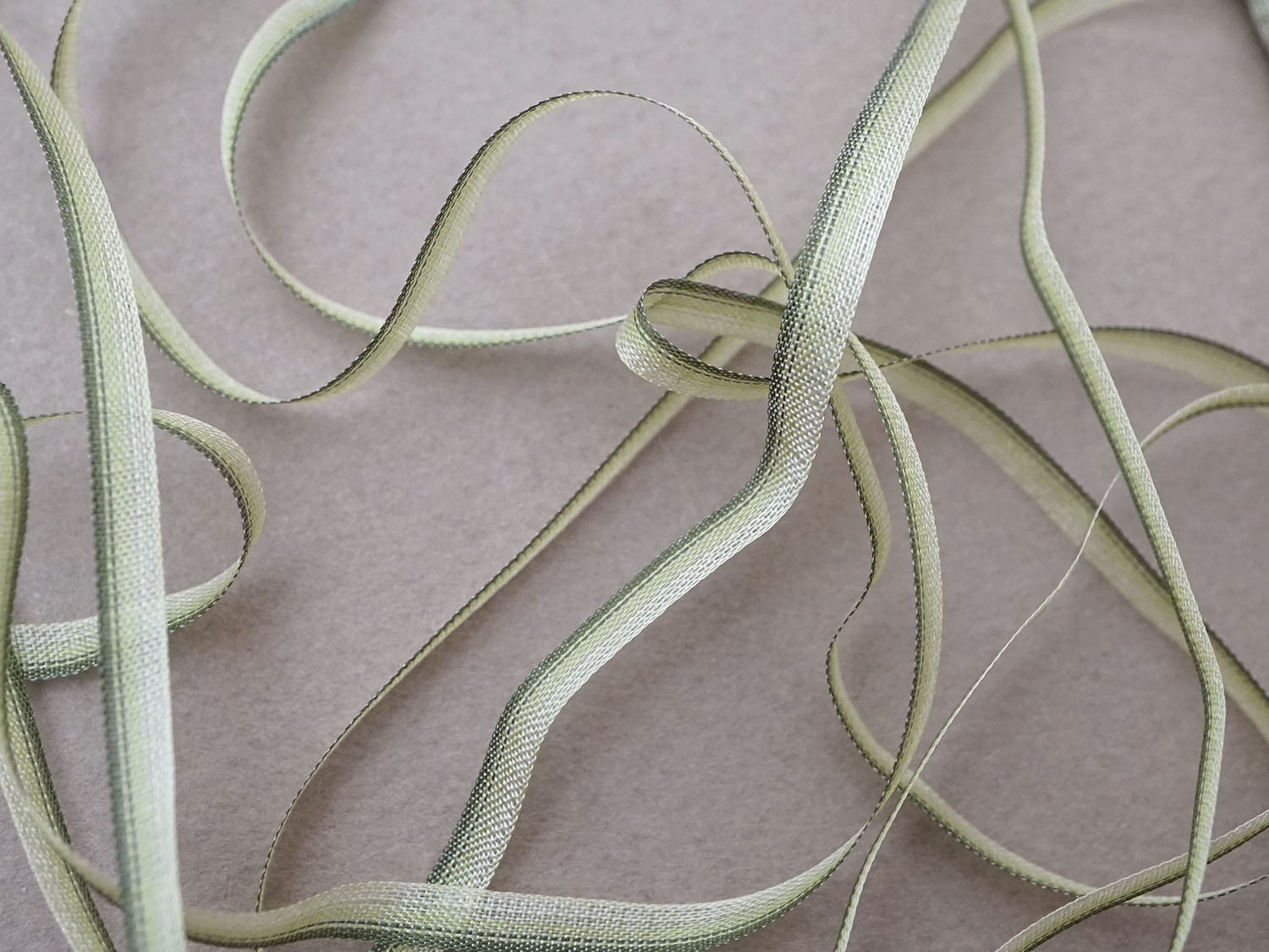 画像2: アンティーク  リボン刺繍 & ロココトリム用 シルク製 リボン グリーンのグラデーション 3mm幅  (2)