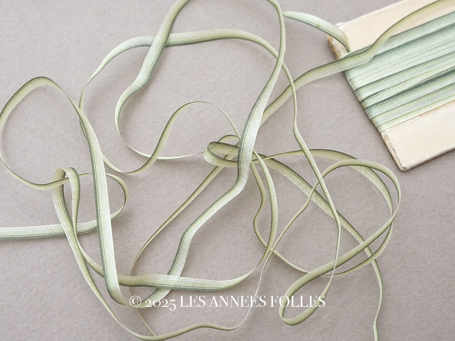 画像1: アンティーク  リボン刺繍 & ロココトリム用 シルク製 リボン グリーンのグラデーション 3mm幅  (1)