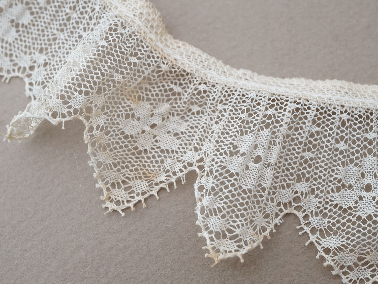 画像5: アンティーク プリーツレース 花模様 オフホワイト 75cm (5)