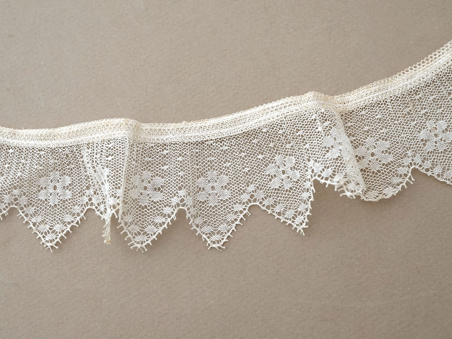 画像2: アンティーク プリーツレース 花模様 オフホワイト 75cm (2)