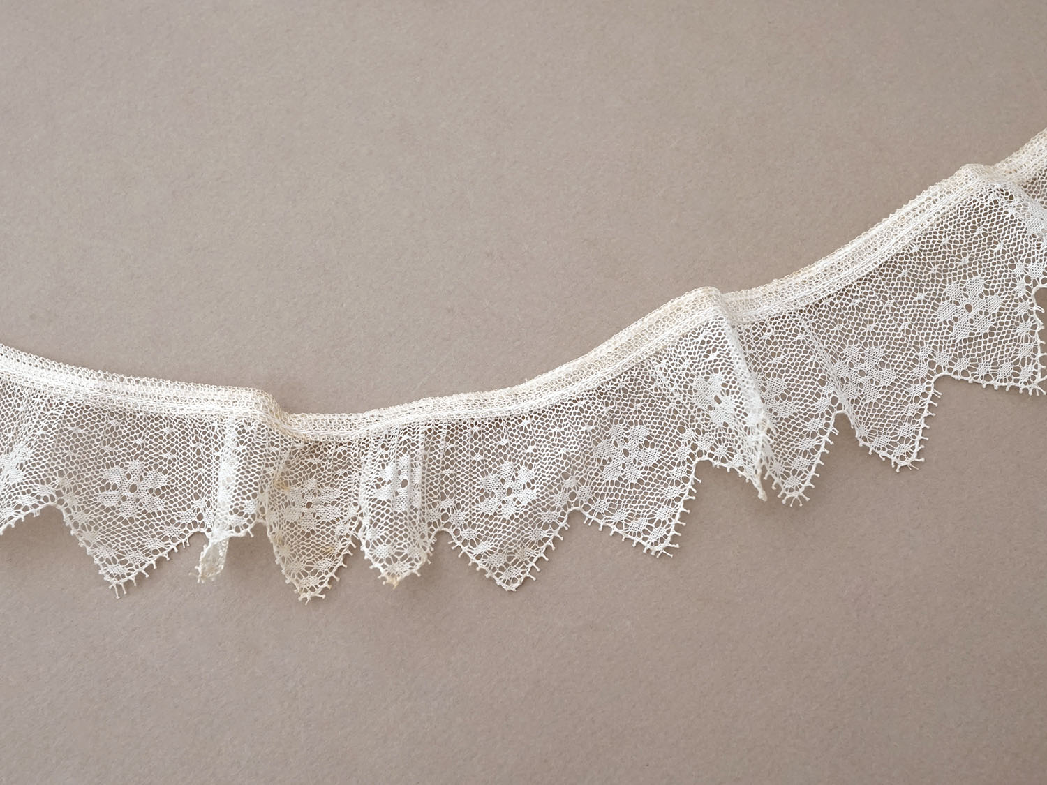 画像4: アンティーク プリーツレース 花模様 オフホワイト 75cm (4)