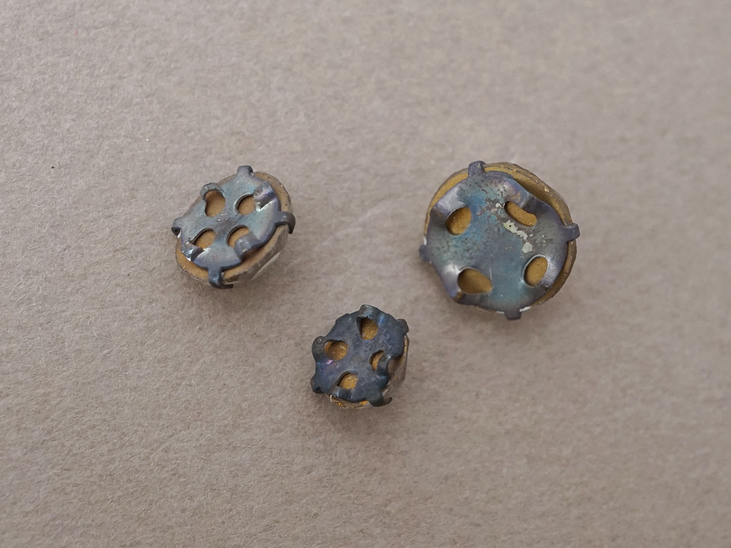 画像4: 19世紀末 アンティーク クリア グラスストーン 3ピースのセット ラインストーン (4)