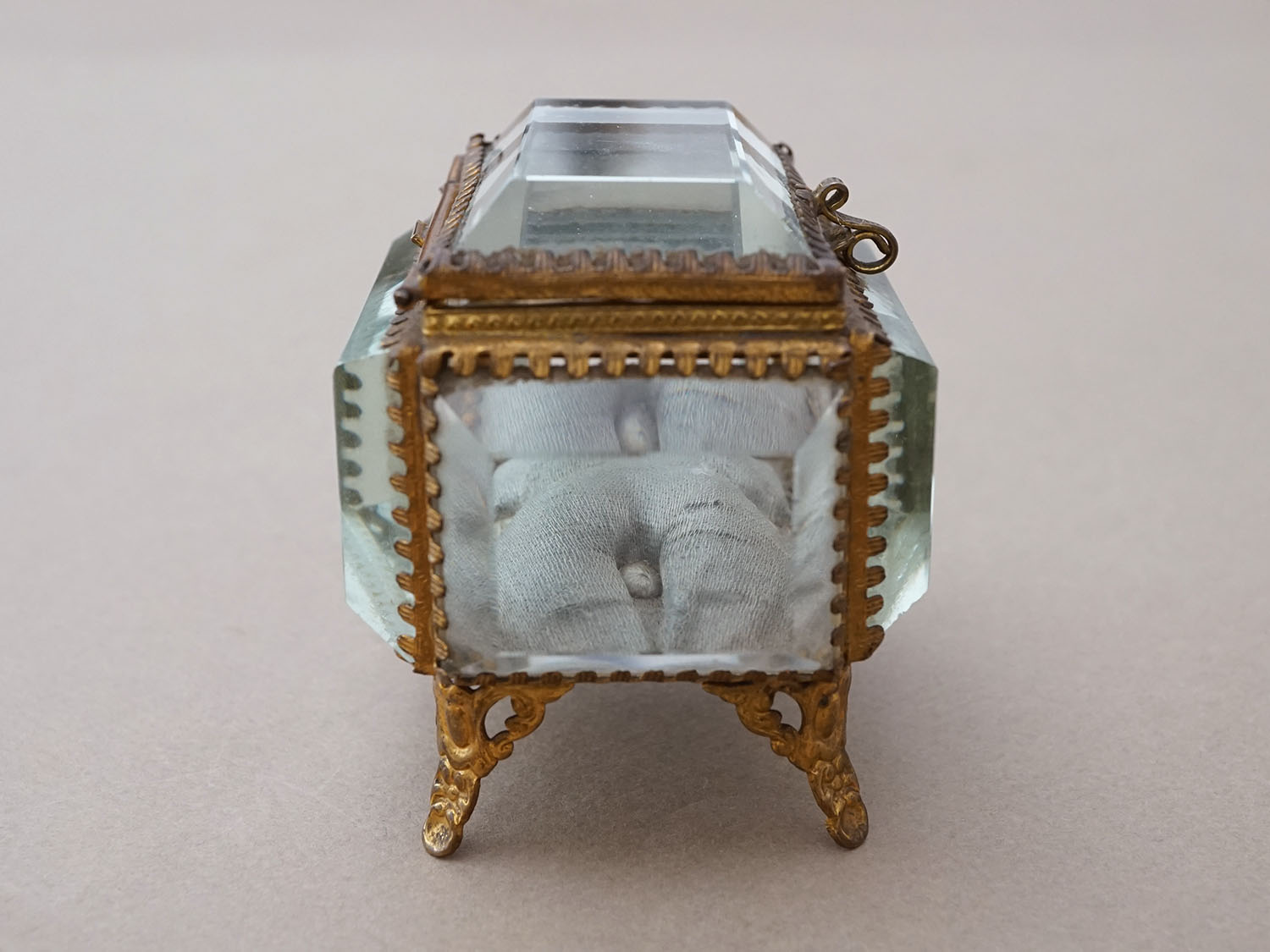 画像11: アンティーク ジュエリーボックス グレイッシュブルーのシルククッション  (11)