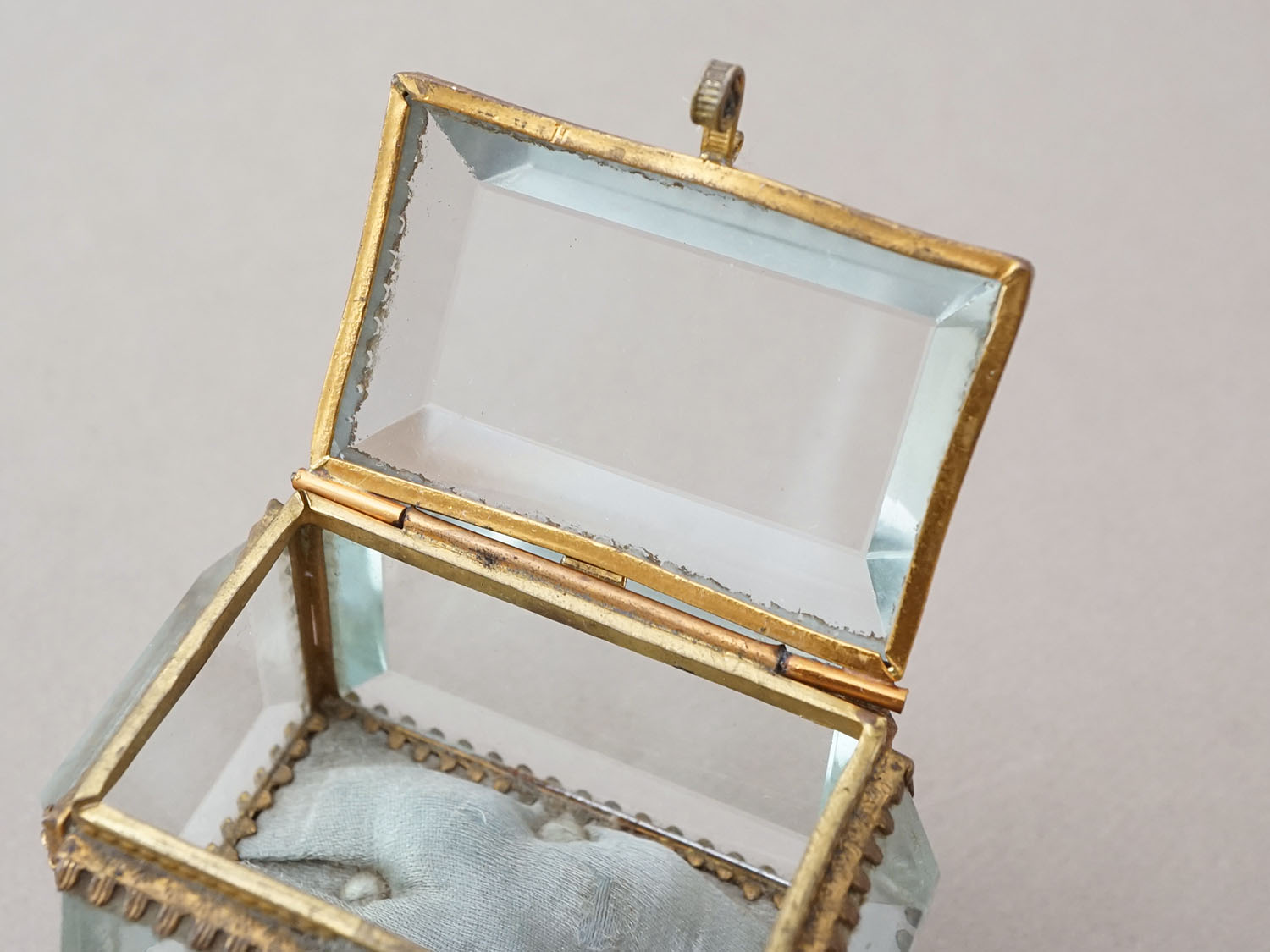 画像6: アンティーク ジュエリーボックス グレイッシュブルーのシルククッション  (6)