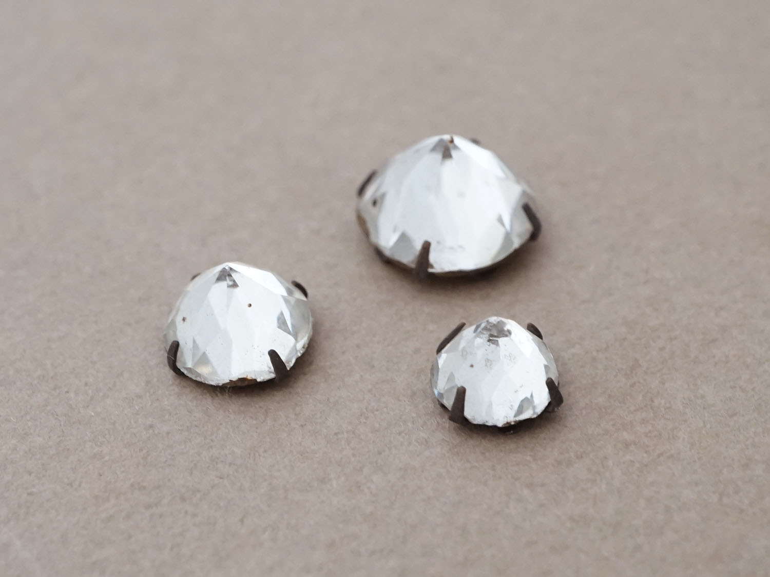 画像2: 19世紀末 アンティーク クリア グラスストーン 3ピースのセット ラインストーン (2)