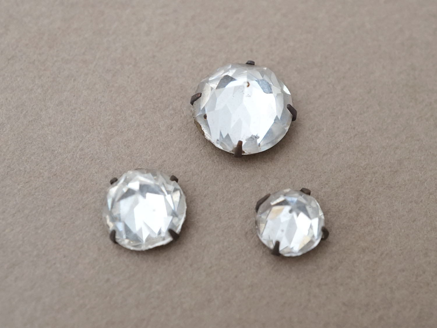 画像3: 19世紀末 アンティーク クリア グラスストーン 3ピースのセット ラインストーン (3)