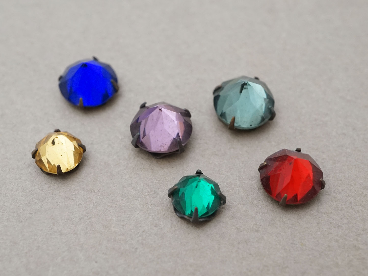 画像2: 19世紀末 アンティーク グラスストーン 6ピースのセット ラインストーン (2)