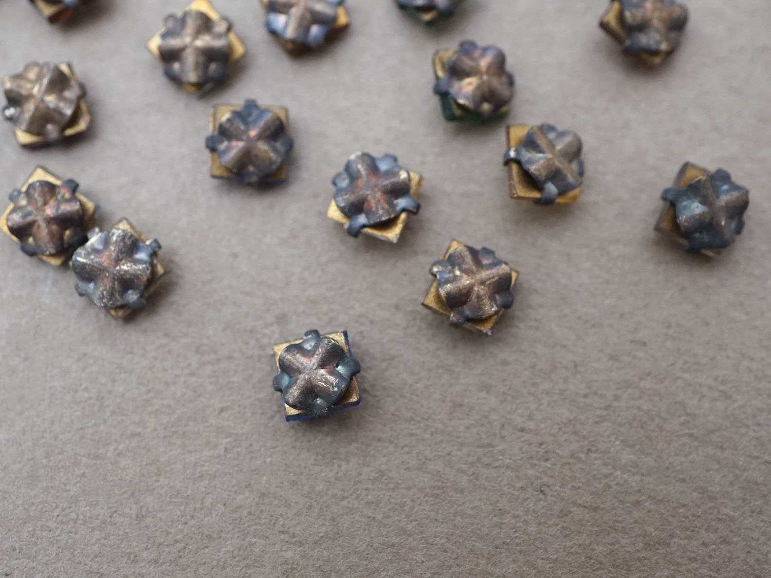 画像7: 19世紀末 アンティーク ラインストーン 5mm 24ピースのセット グラスストーン (7)