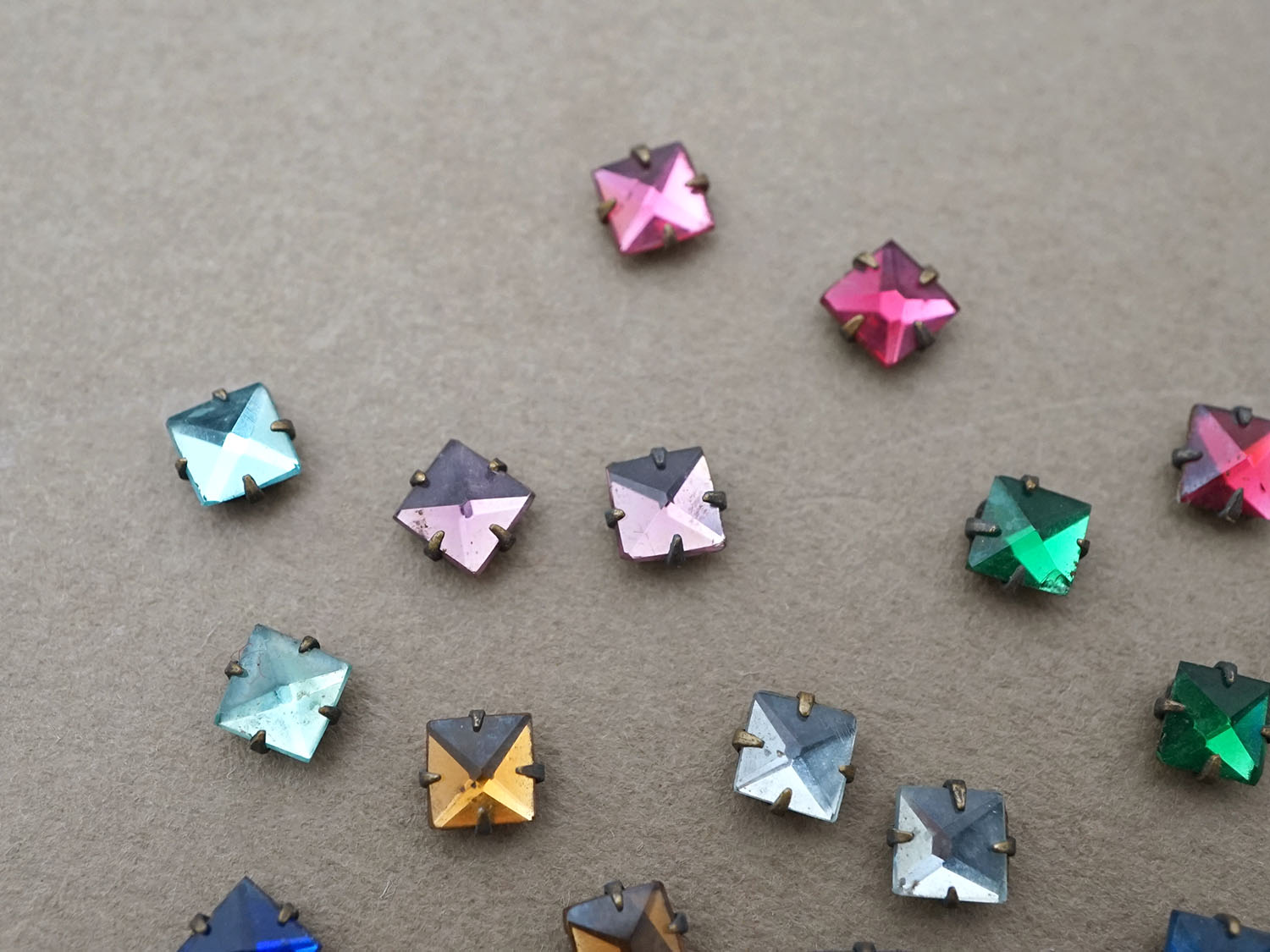 画像2: 19世紀末 アンティーク ラインストーン 5mm 24ピースのセット グラスストーン (2)