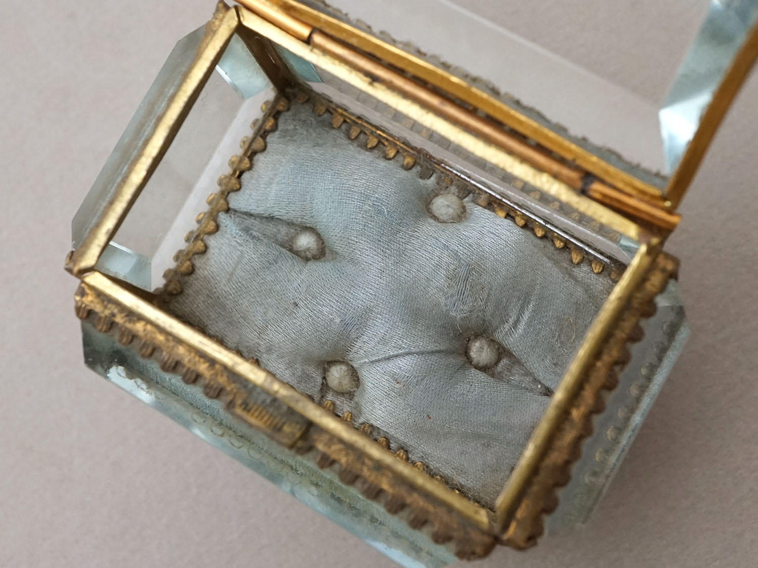 画像8: アンティーク ジュエリーボックス グレイッシュブルーのシルククッション  (8)