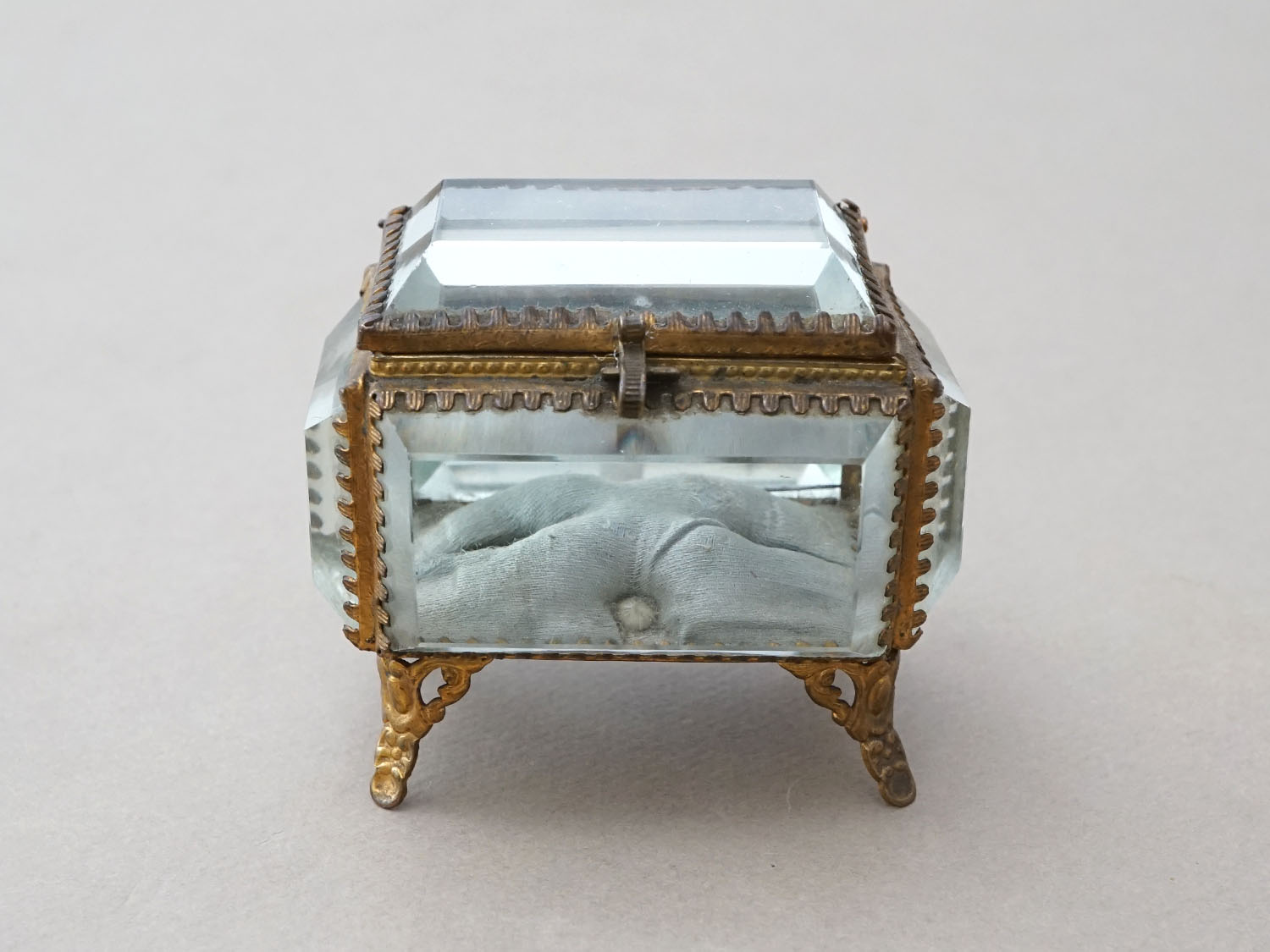 画像2: アンティーク ジュエリーボックス グレイッシュブルーのシルククッション  (2)